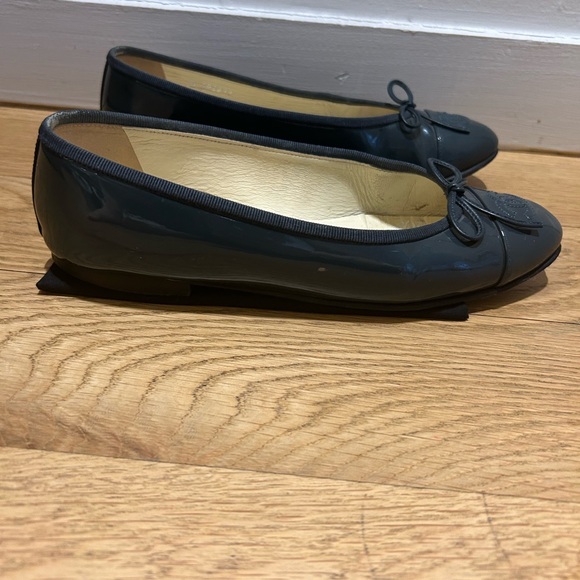 Authentic Chanel Patent Leather Ballerinas in Navy SZ 37.5 - Picture 7 of 13